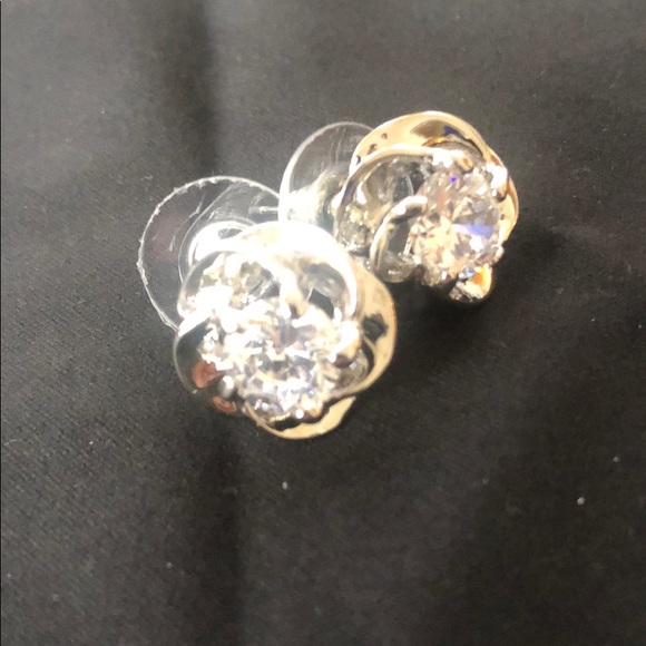 🍀 4/$15! NWOT!! Sparkly cute floral silver tone crystal earrings - Picture 4 of 5